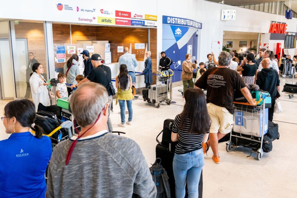 EU's virtual border machine inflicting delays and ignored flights cdg line.jpg