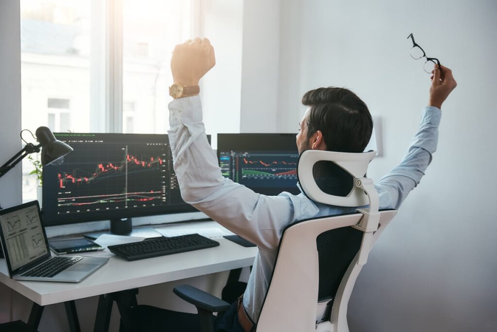 urlhttps3a2f2fg.foolcdn.com2feditorial2fimages2f8662142fhappy trader investing growth profi.jpeg