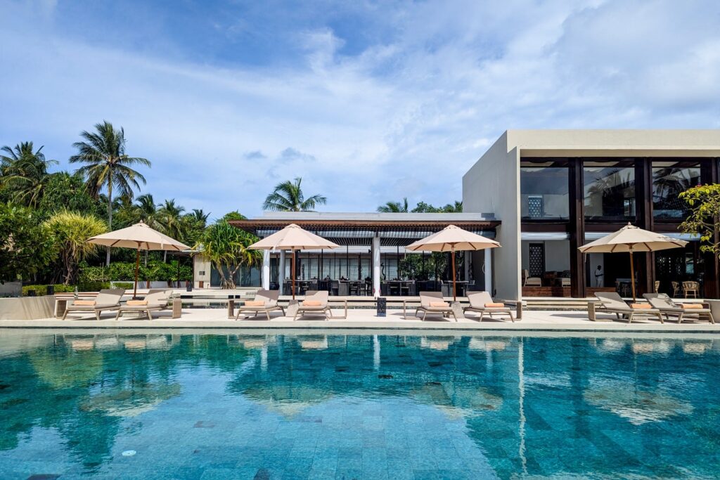 20241223 park hyatt maldives hadahaa kgenter pool 5.jpg