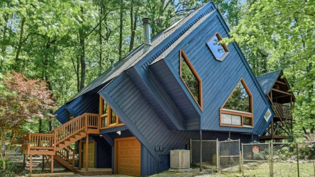$799K Geometric Gem in Georgia Comes With Optical Phantasm Staircase 4f654b1c2e433ba4fb3ab54594f2c587w c649498943srd q80.jpg