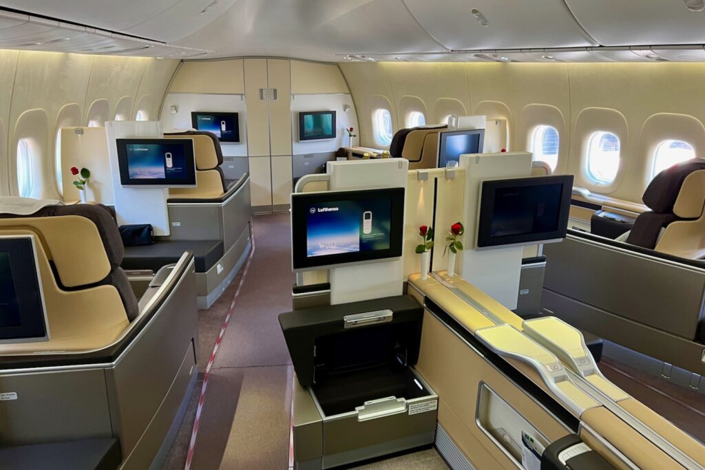 lufthansa first class boeing 747 8 frankfurt newark zach griff 2.jpg