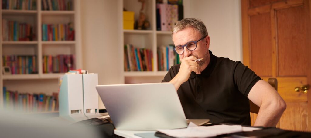 urlhttps3a2f2fg.foolcdn.com2feditorial2fimages2f8694142fman middle aged laptop gettyimages.jpeg