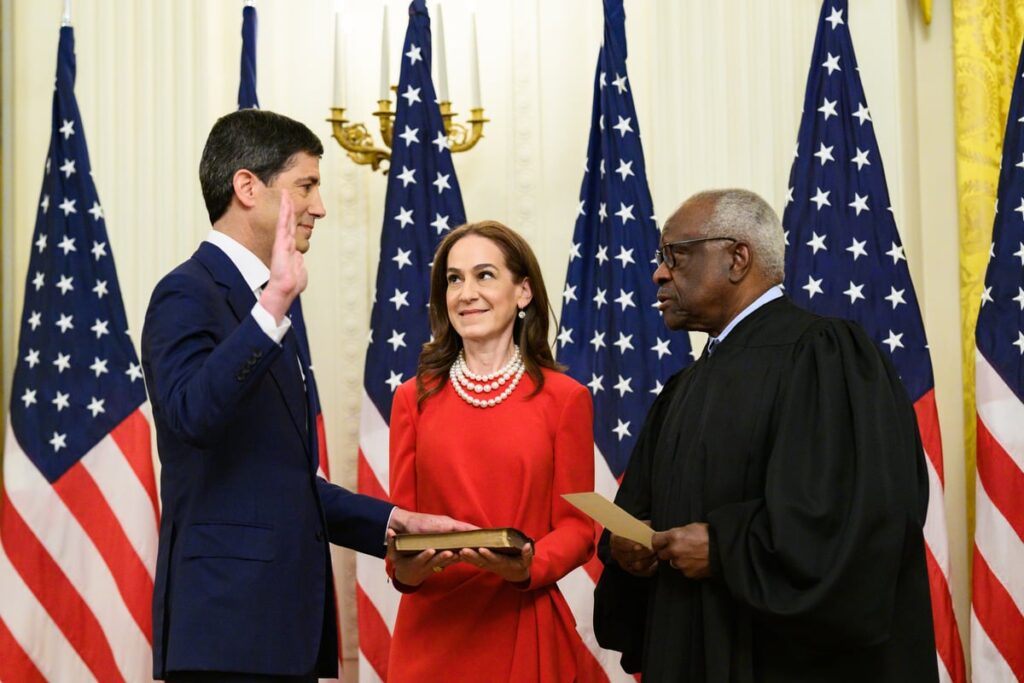 urlhttps3a2f2fg.foolcdn.com2feditorial2fimages2f8721302fkevin warsh swearing in wh photo ju.jpeg
