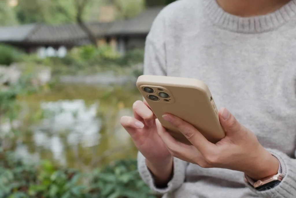 10 Highest Money Advance Apps to Assist You Make It to Payday woman on smartphone using one of the best cash advance apps.webp.webp